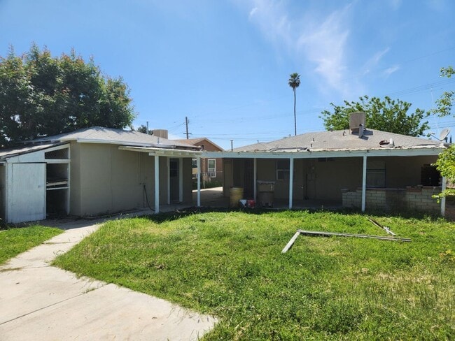 Building Photo - FOR LEASE 2 Bed 1 Bath + Bonus Room SE Bakersfield