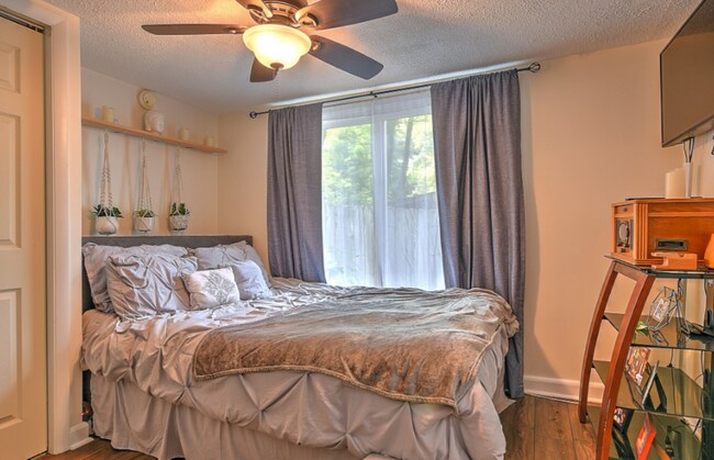 Building Photo - 4 bedroom 2 bath home! Tree Streets