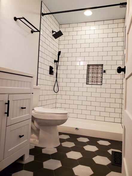 Large primary bedroom 1 with en-suite bath - 8105 Spur Ct NW