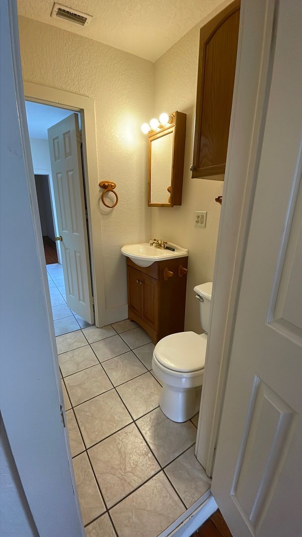 Building Photo - Spacious 2/2 Apartment in Heart of Umatilla!