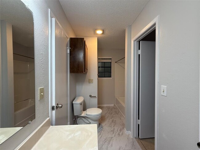 Building Photo - 502 Hedgewood Dr