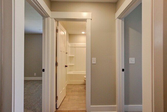 Building Photo - Fresh and Clean 3 bed/2 bath minutes from Exit 8.  Show Stopper!