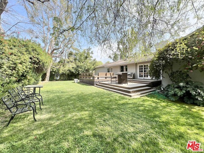 Building Photo - 22839 Oxnard St