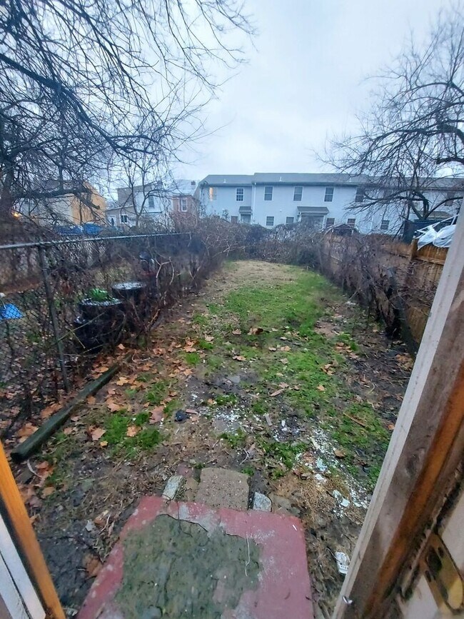 Building Photo - 3 Bedroom House plus finish Attic Train Station !