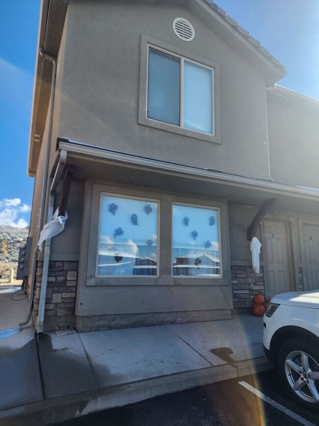 Building Photo - Charming Townhome