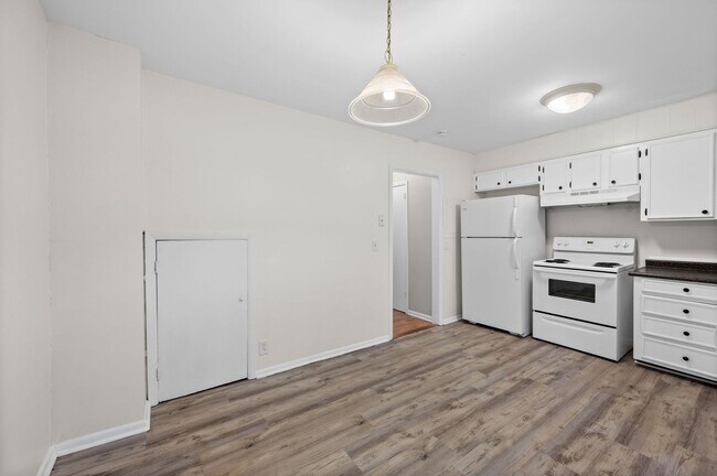 Building Photo - Awesome 2BE/1.5BA duplex in fantastic loca...