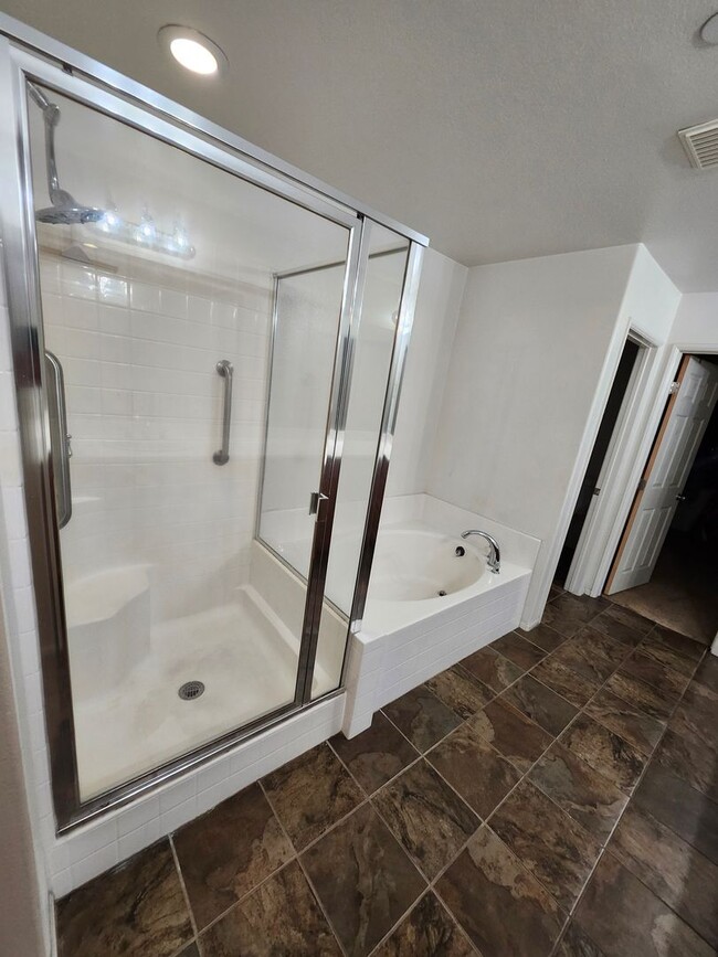 Building Photo - Beautiful two-story townhouse in Fontana G...