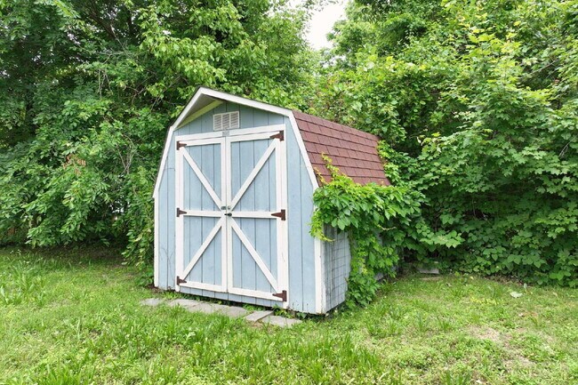 Building Photo - Springfield Gem! 3BR/2BA with Big Yard, St...