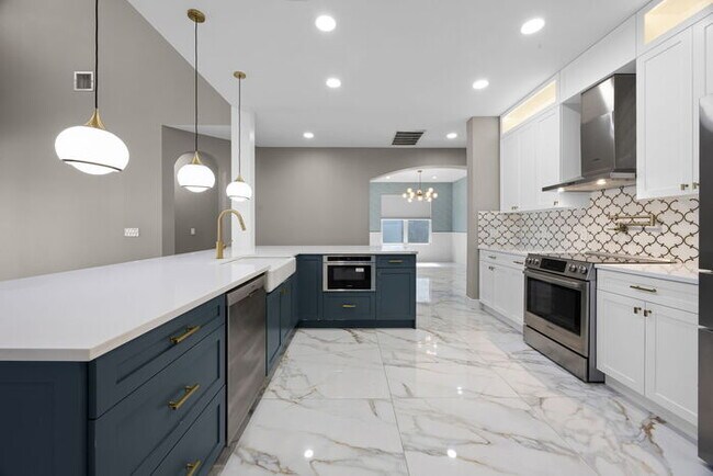 Building Photo - Fully Remodeled 5/4 Art Deco-Inspired Home...