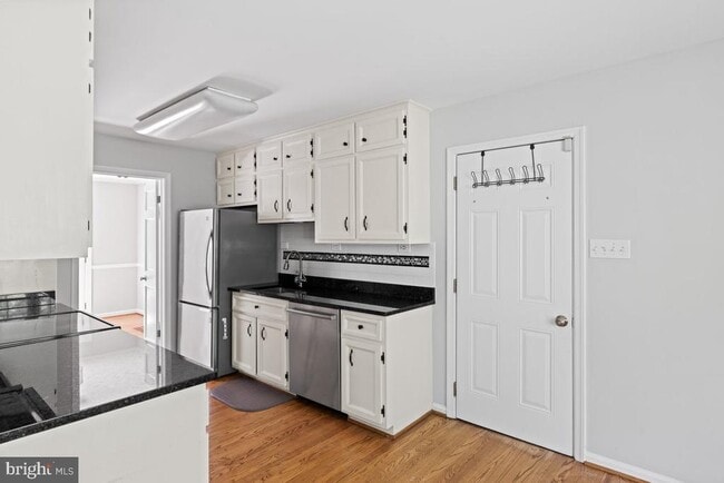Building Photo - 39225 Foxhill Rd