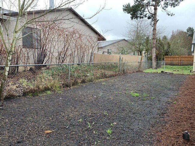 Building Photo - Quiet 4 bedroom two bath home in Aloha