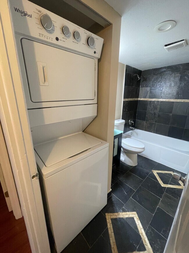 Building Photo - 4156 Inverrary Dr