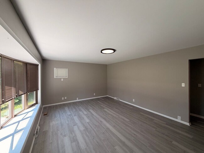 Building Photo - 3 Bed/1 Bath Home with Garage Parking!!