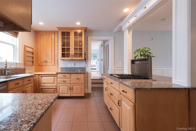 Building Photo - 217 Larchmont Ave