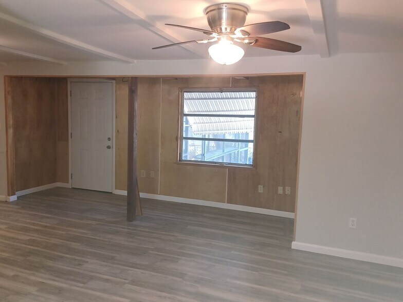 Building Photo - COMING EARLY JUNE: ISLAND LIVING IN BOKEELIA: 1 BD / 1.5 BR Front Screened Lanai