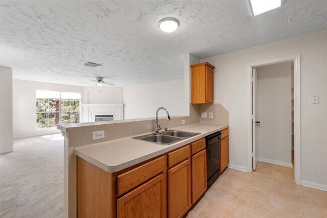 Building Photo - 8051 Bay Branch Dr