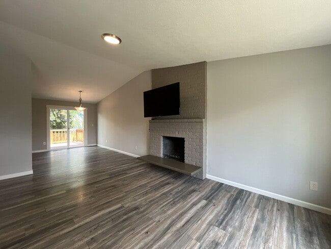 Building Photo - Spacious Milwaukie Home with Bonus Room, Large Fenced Yard and Shed/Workshop *Garage Not Included*
