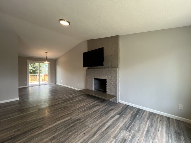 Building Photo - Spacious Milwaukie Home with Bonus Room, Large Fenced Yard and Shed/Workshop
