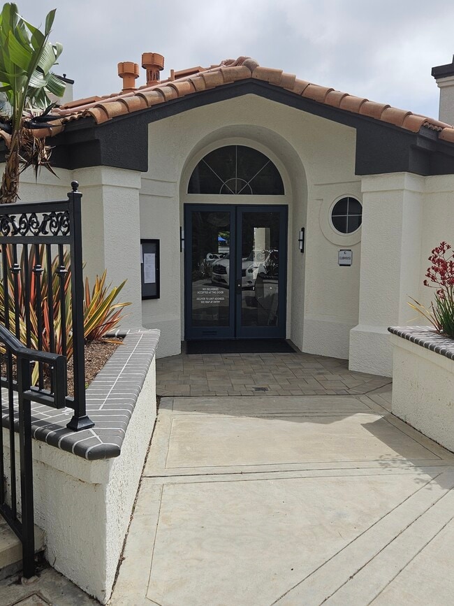 Building Photo - 30902 Club House Dr