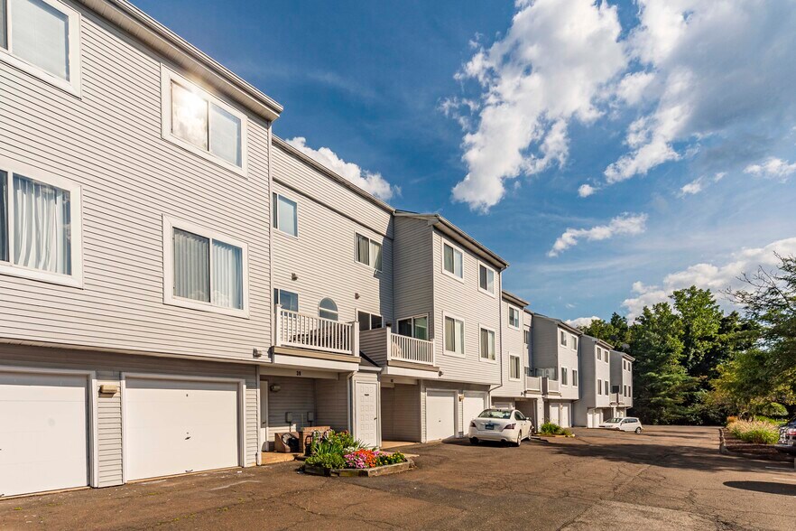 Building Photo - 39 Staffordshire Commons Dr