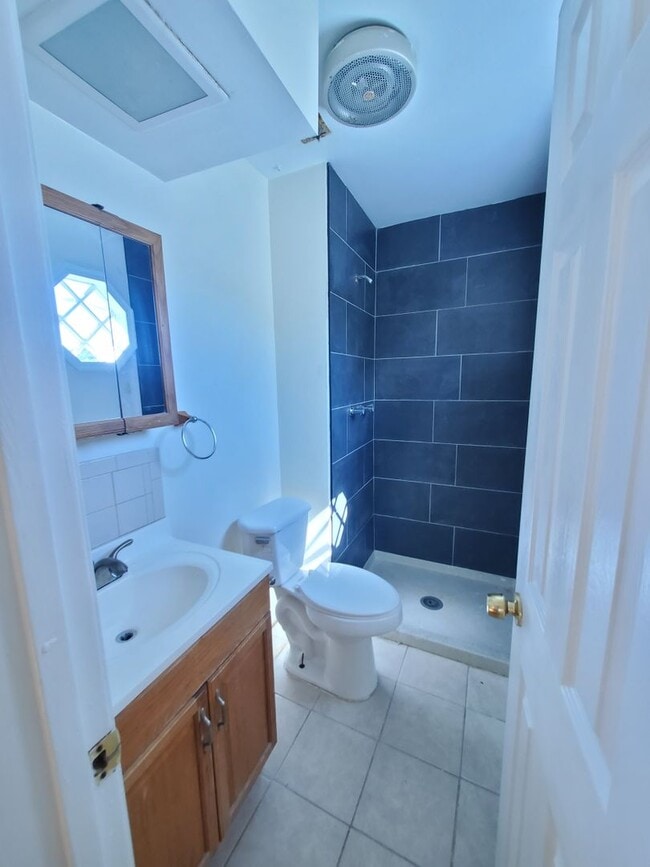 Building Photo - 4 bedroom and 2 and a half single family h...