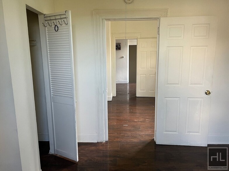 Building Photo - 3BR 1BA Sunny Corner Duplex w/ private yard