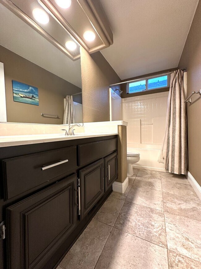 Building Photo - Gorgeous 4 Bed, 2 Bath in Shadow Lakes with SOLAR!