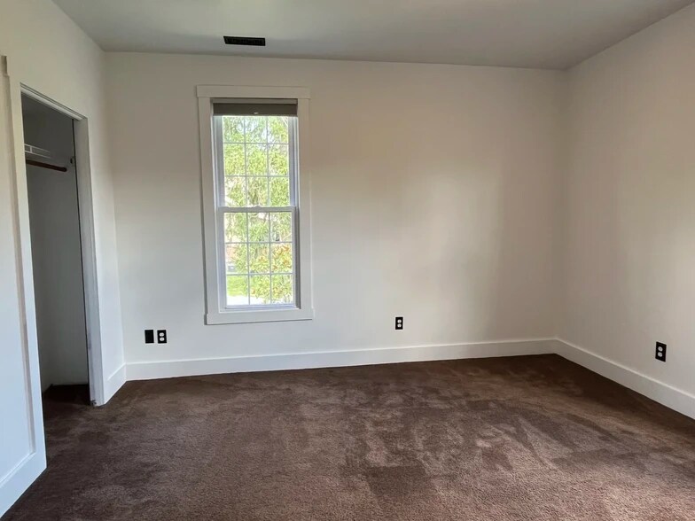 Building Photo - 723 E 10th St