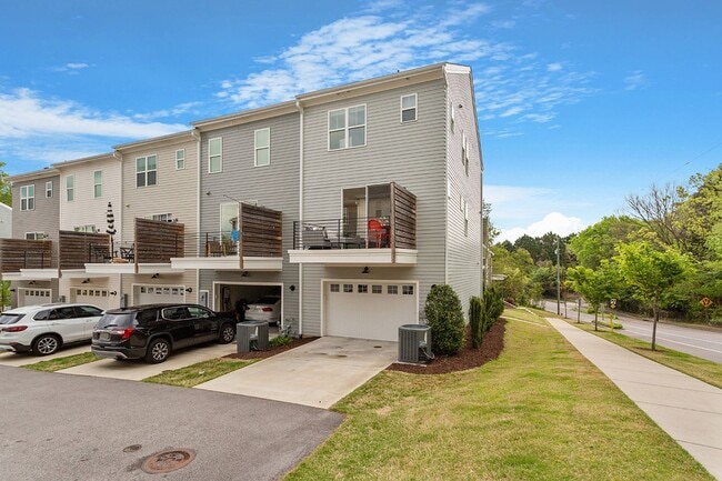 Building Photo - Stunning 3BD, 3.5BA Raleigh Townhome on a ...