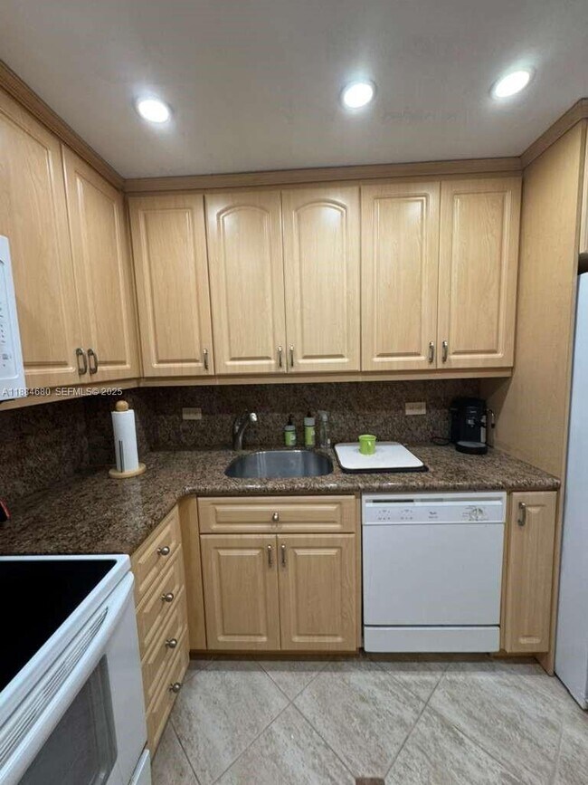 Building Photo - 5005 Collins Ave