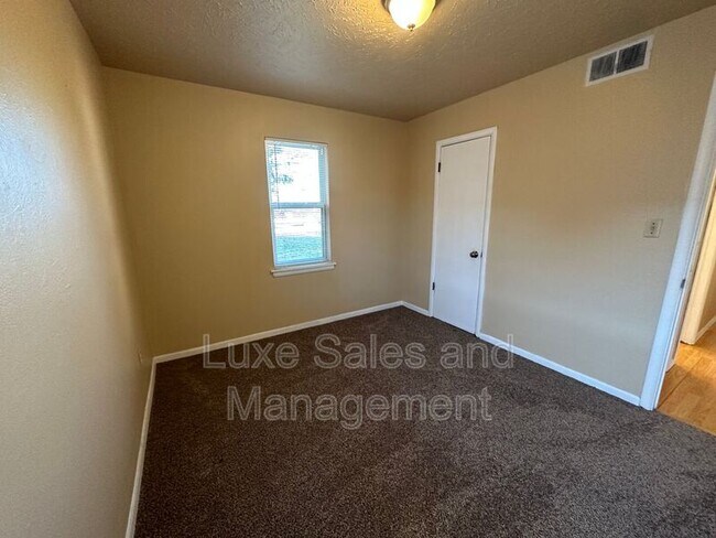 Building Photo - 116 W Rose Dr