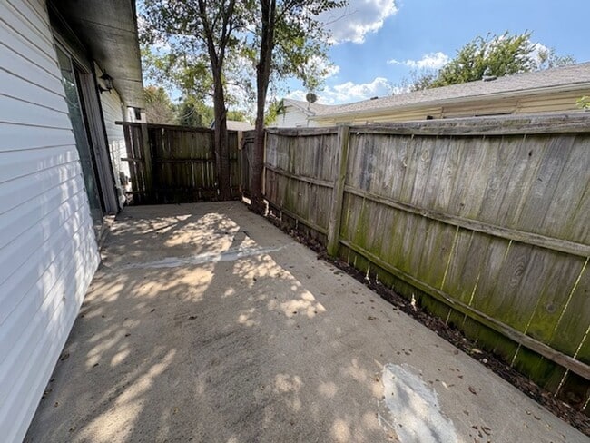 Building Photo - Beautifully Updated 2-Bedroom Duplex with ...