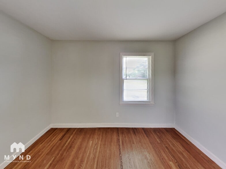 Building Photo - 877 Twin Lake Dr NE