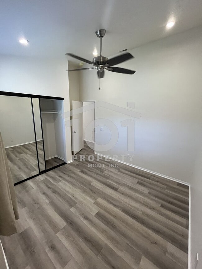 Building Photo - Charming and spacious single-level 2-bedroom, 2-bath condo