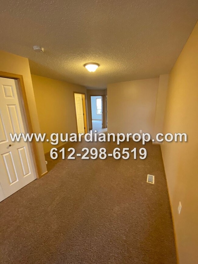 Building Photo - Huge End Unit Townhouse for November 1, Op...