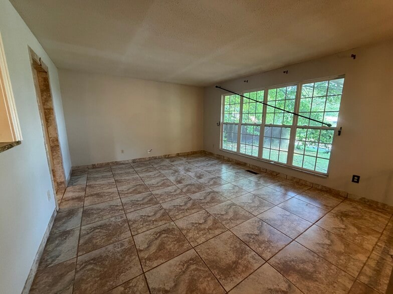 Building Photo - 4700 Rolling Green Dr