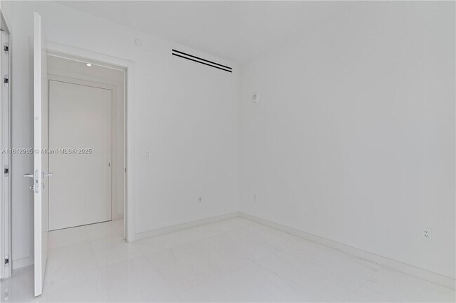 Building Photo - 300 Biscayne Blvd Way