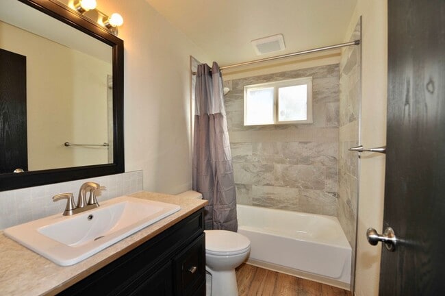 Building Photo - New Remodel 2 bed 1 bath with washer & dryer