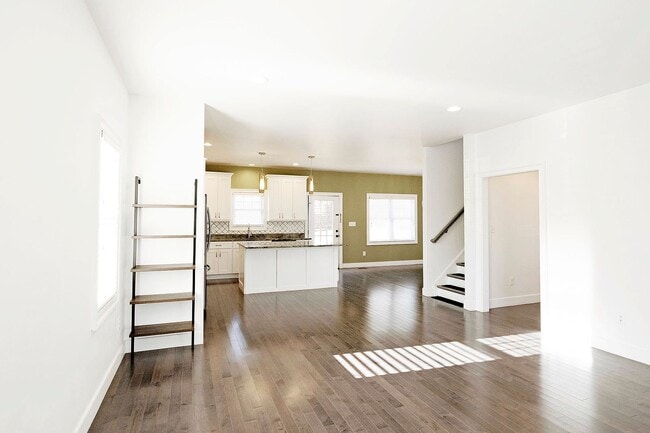 Building Photo - Pet-Friendly Belmont Home With Fenced Yard