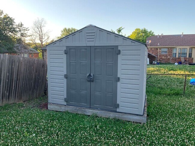 Building Photo - This super cute home features a beautiful ...
