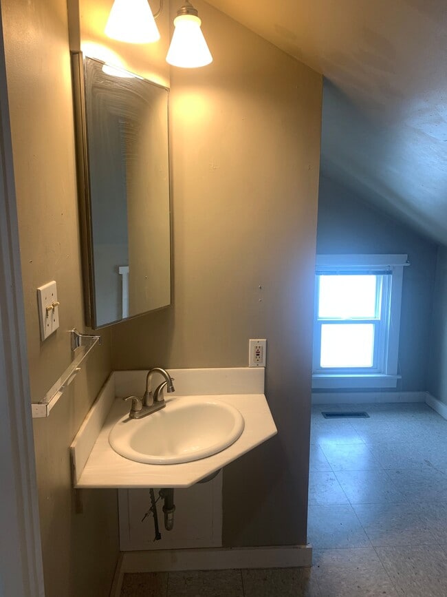 Building Photo - 30 W Main St