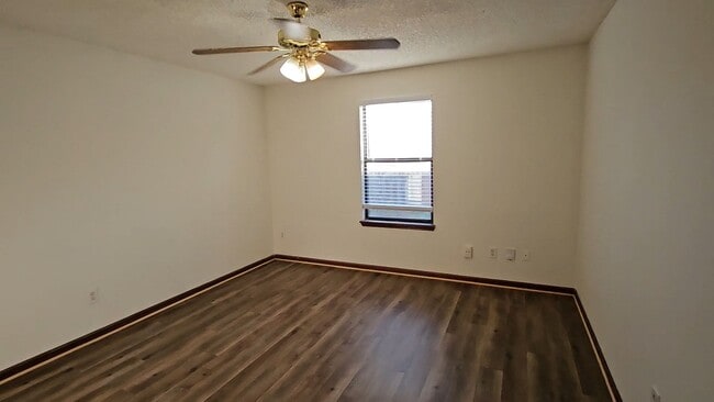 Building Photo - $1150 - Jefferson Square - MOVE IN SPECIAL