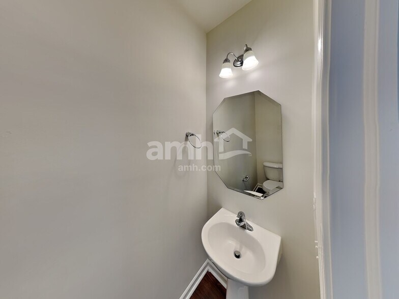 Building Photo - 15725 Lakepoint Forest Dr