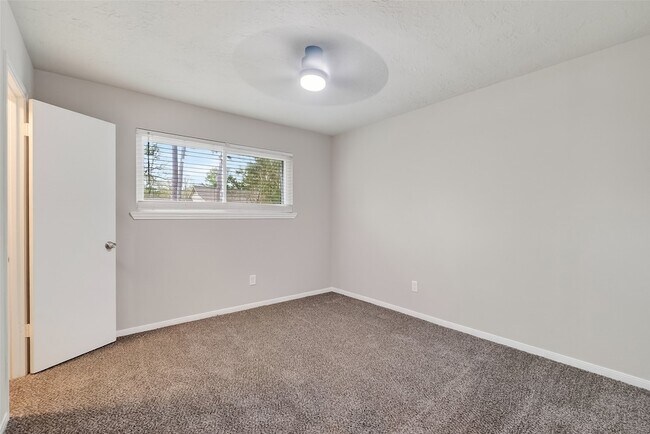 Building Photo - 2402 Oak Shores Dr