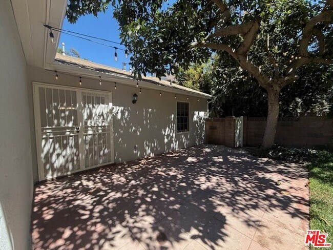 Building Photo - 2515 Canyon Dr