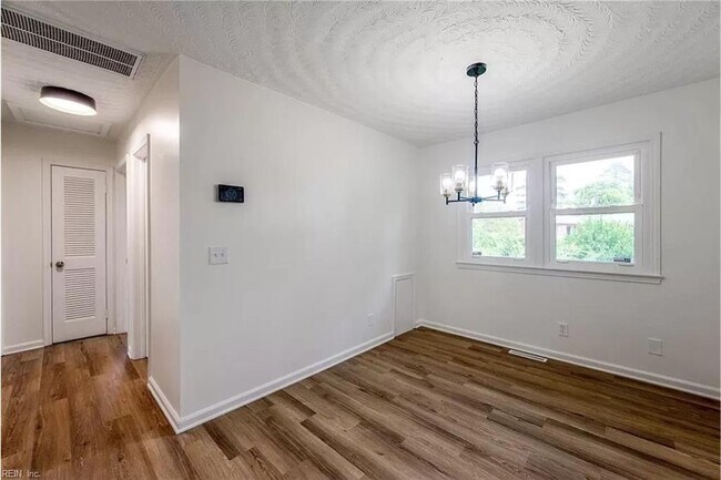 Building Photo - 1613 Loren Cres