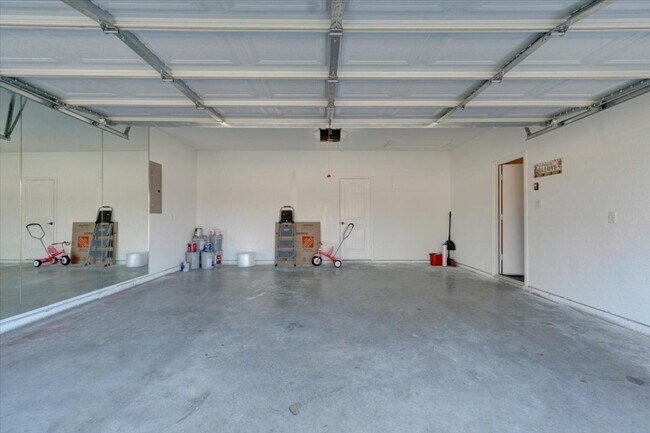 Building Photo - 2560 Thannisch Ave