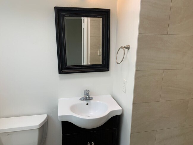 Building Photo - End Unit 2 bedroom, 2 bath Townhouse