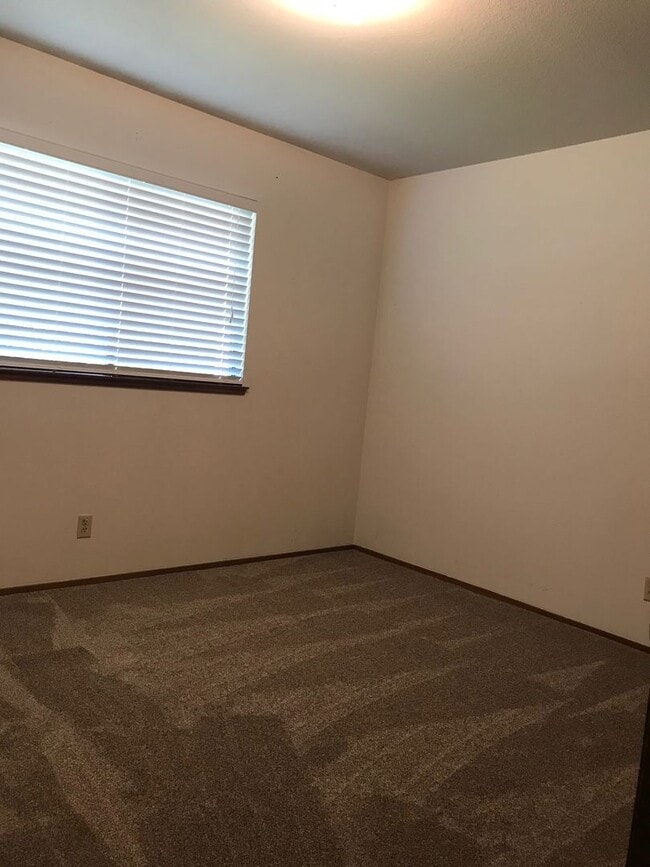 Building Photo - Nice well cared for home in desirable Edge...