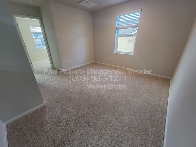 Building Photo - 611 S Zeelar St